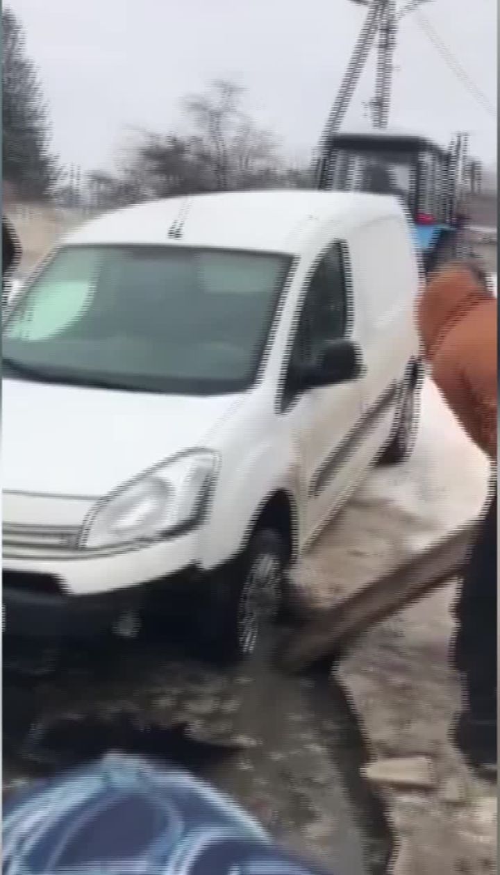 Автомобіль пішов під землю на Львівщині