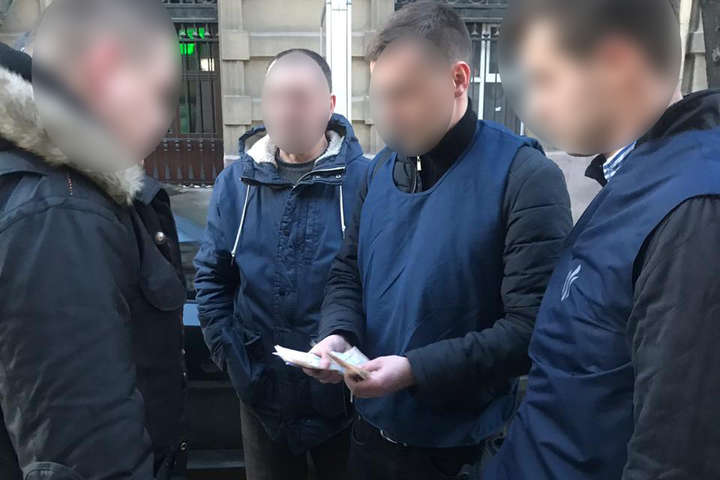 Затримання хабарника - Спеціаліст міграційної служби у Львові погорів на хабарі