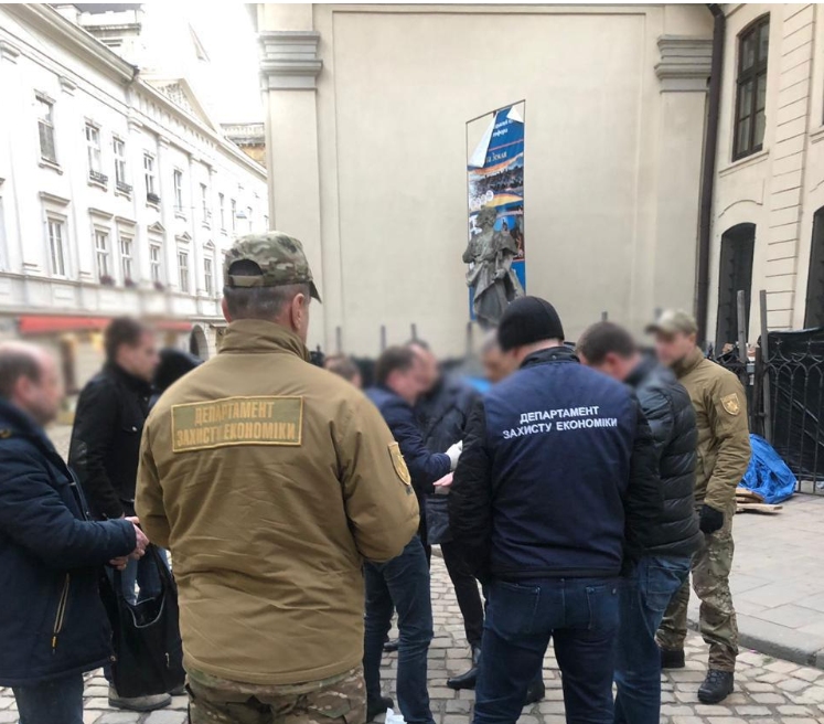 У центрі Львова затримали посадовця-хабарника / Національна поліція України