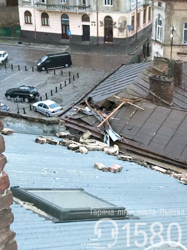 Львів вітер негода зірвало дах будинок надзвичайні ситуації