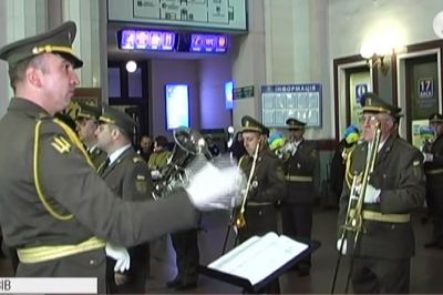 Військовий оркестр на львівському вокзалі