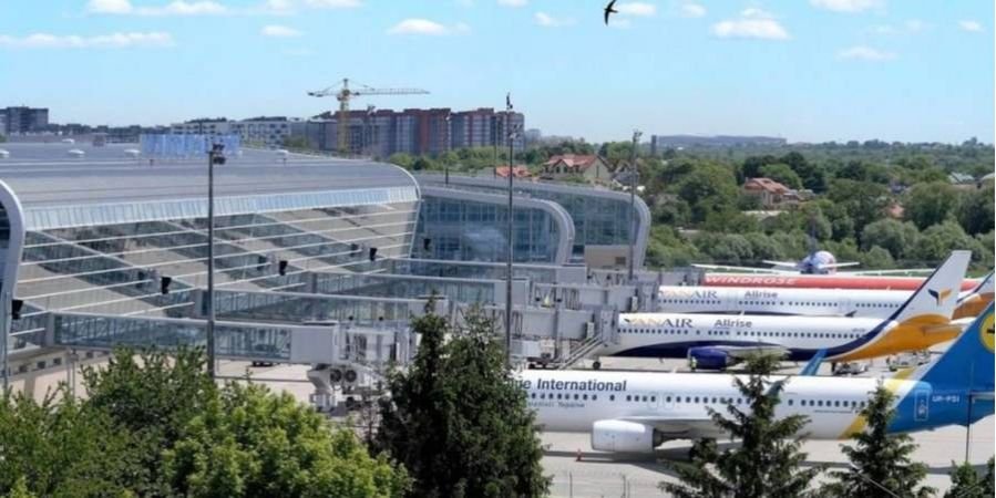 В аеропорту Львова працівника вдарило струмом - фото