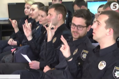 Львівських патрульних вчать мови жестів