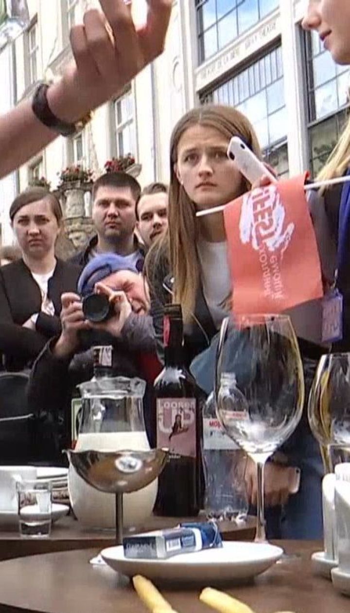 День кельнера: у середмісті Львова влаштували перегони серед офіціантів