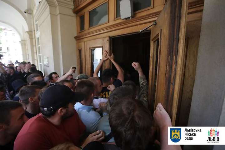 Протестующие, которые обвиняют Садового в коррупции, выломали двери львовского горсовета - Во Львове протестующие, которые обвиняют Садового в коррупции, выломали двери горсовета