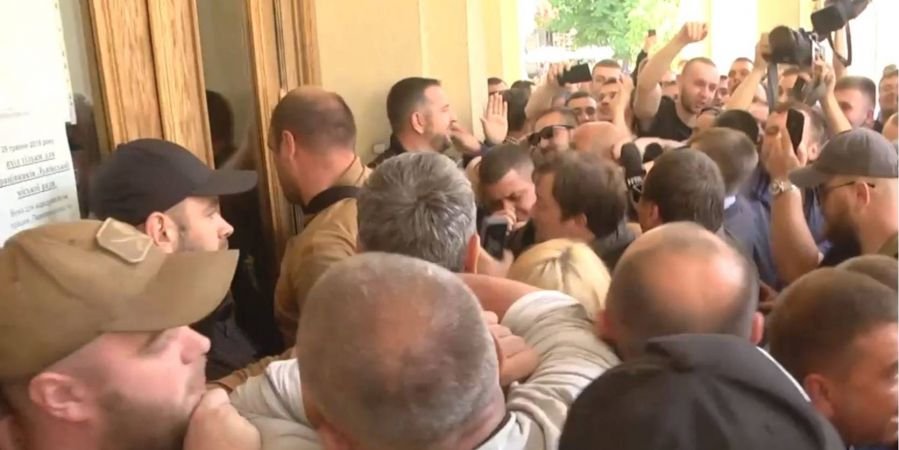 У Львові десятки протестуючих штурмували будівлю мерії - відео - фото