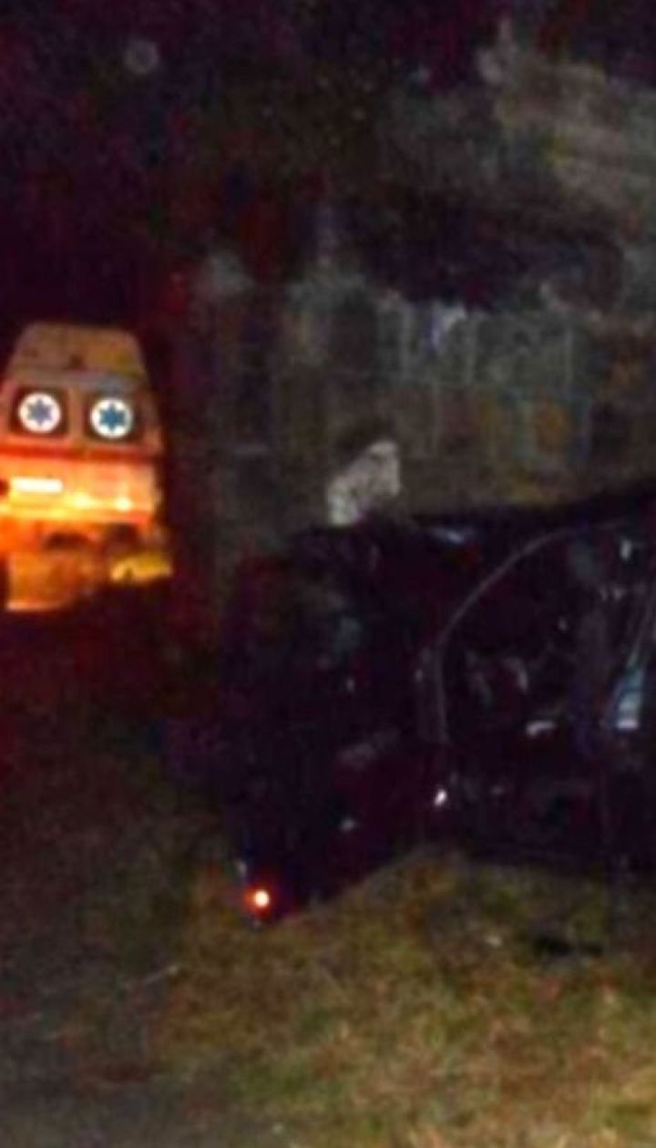 Автівка врізалась у бетону опору на Львівщині – водій помер на місці