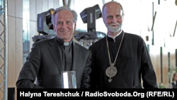 Президент Університету Нотр-Дам, отець Джон Дженкінс (л) та митрополит Філадельфійський УГКЦ Борис Ґудзяк