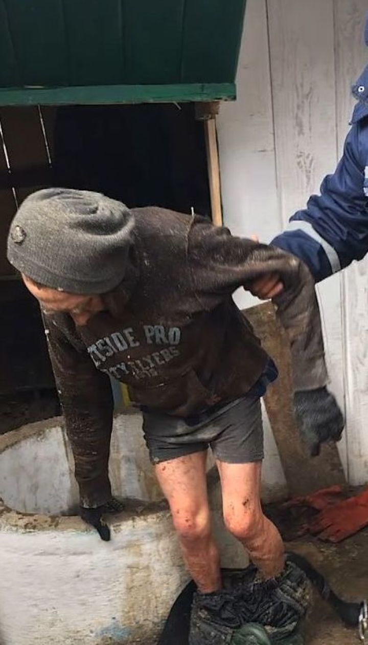 На Рівненщині рятували чоловіка, якого затягло мулом на дні майже 20-метрового колодязя