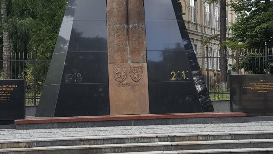 Пошкоджений вандалами пам'ятник ЗУНР у Львові / Facebook, Igor Zinkevych