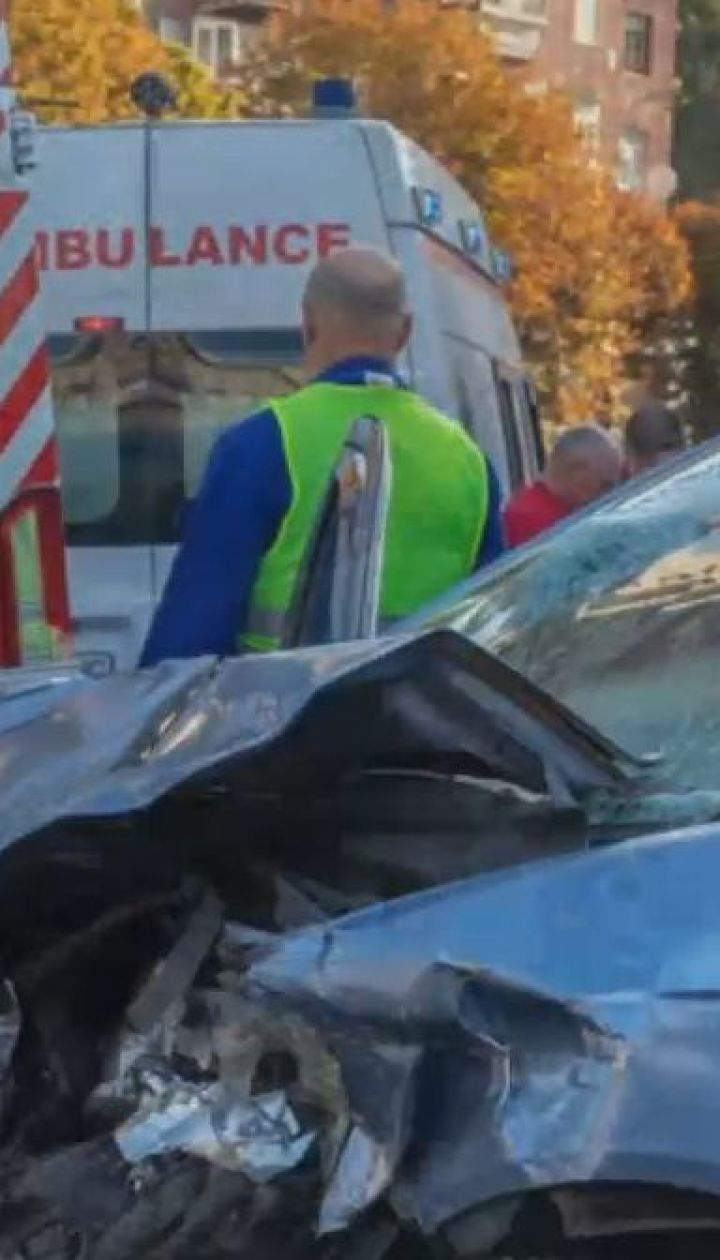 Масштабна аварія у Дніпрі: на перехресті автобус зіткнувся із легковиком