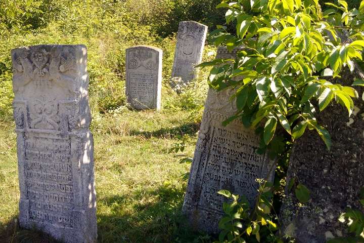 У місті Буськ на Львівщині на єврейському кладовищі встановлюють огорожу
