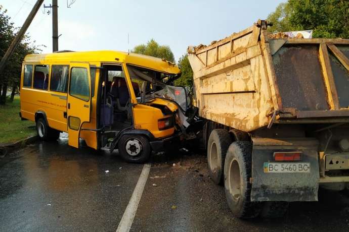 ДТП сталася у місті Моршин - На Львівщині вантажівка зіткнулася з автобусом: понад 10 постраждалих