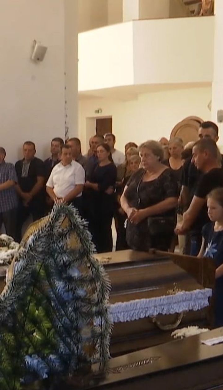 Сотні людей прийшли попрощатись із загиблими внаслідок обвалу будинку в Дрогобичі