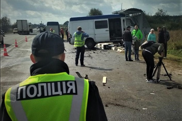 Внаслідок ДТП&nbsp;шість людей звернулися за медичною допомогою, четверо з них були доставлені в лікарню - На Львівщині зіткнулися два мікроавтобуси, є постраждалі