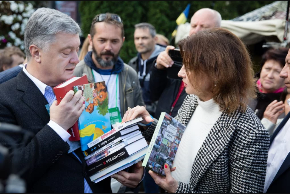 Петро Порошенко накупив книжок на Форумі видавців у Львові