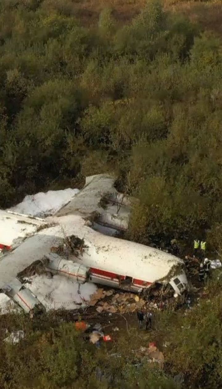 5 людей загинули внаслідок падіння літака АН-12 неподалік летовища під Львовом