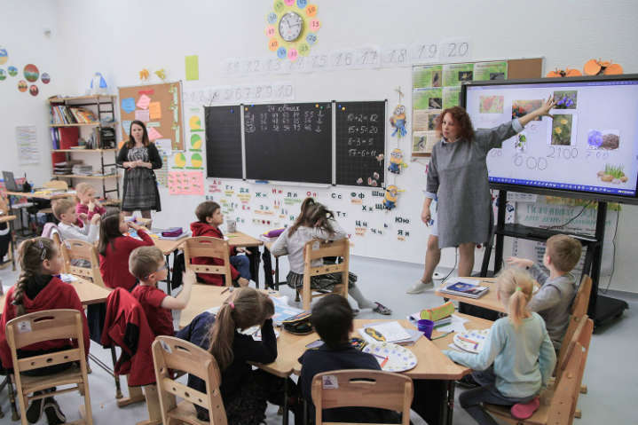 Во Львове учительницу выгнали с работы, потому что учила детей переселенцев украинскому языку