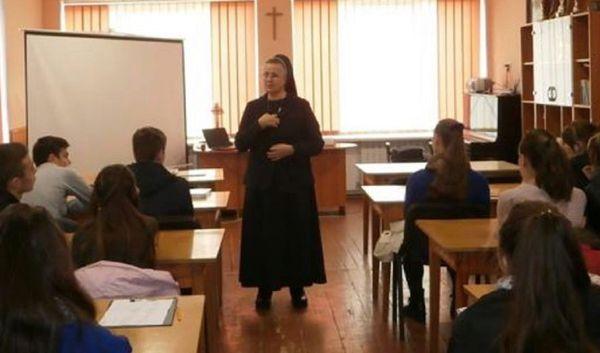 Галина Терешкевич читає курс лекцій з біоетики для студентів-медиків (фото УГКЦ)