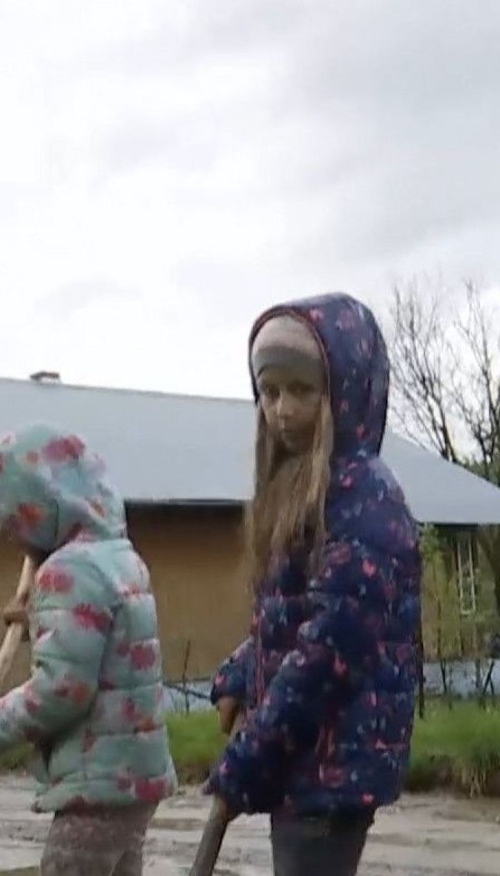 Посадили картоплю на дорозі: у селі Львівської області діти зняли вже другий кліп про погану дорогу 