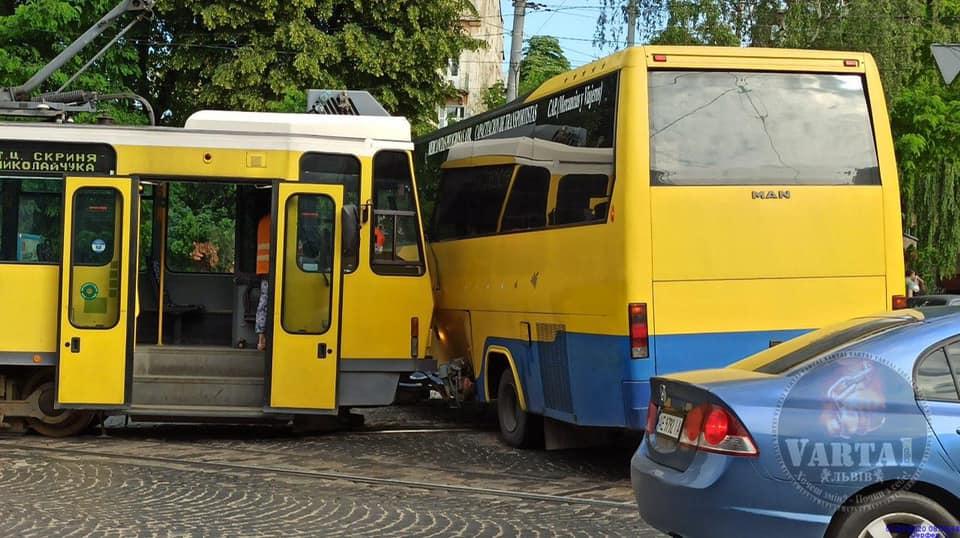 У Львові зіткнулись трамвай і маршрутка / Фейсбук Igor Zinkevych