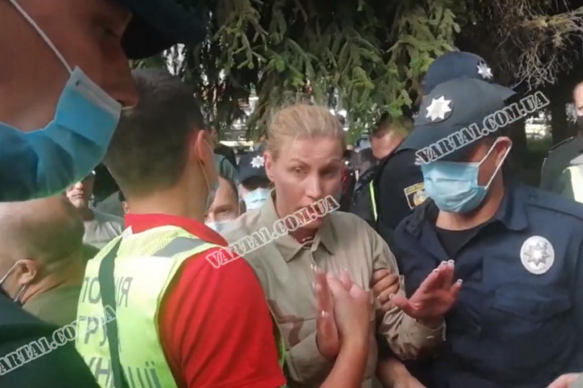 Олена Живко облила себе бензином / Скріншот з відео
