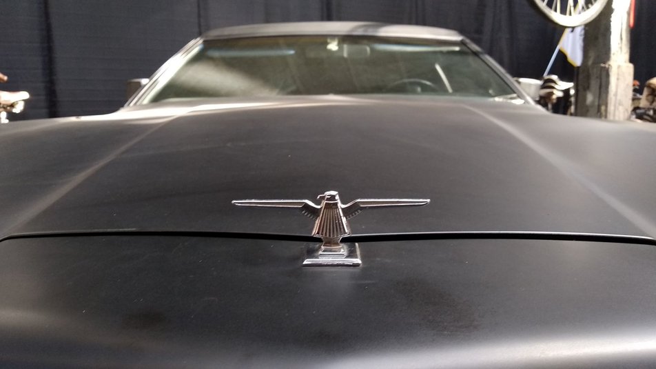 У львівському "Ретро гаражі" показали автомобіль Ford Thunderbird