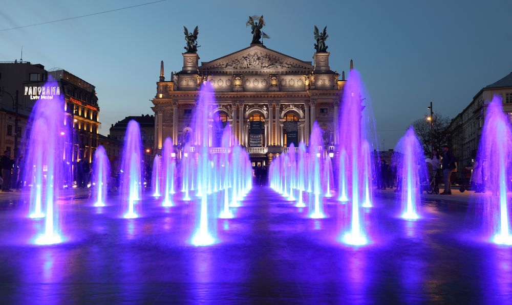 Возле Оперного театра во Львове установили сухой фонтан