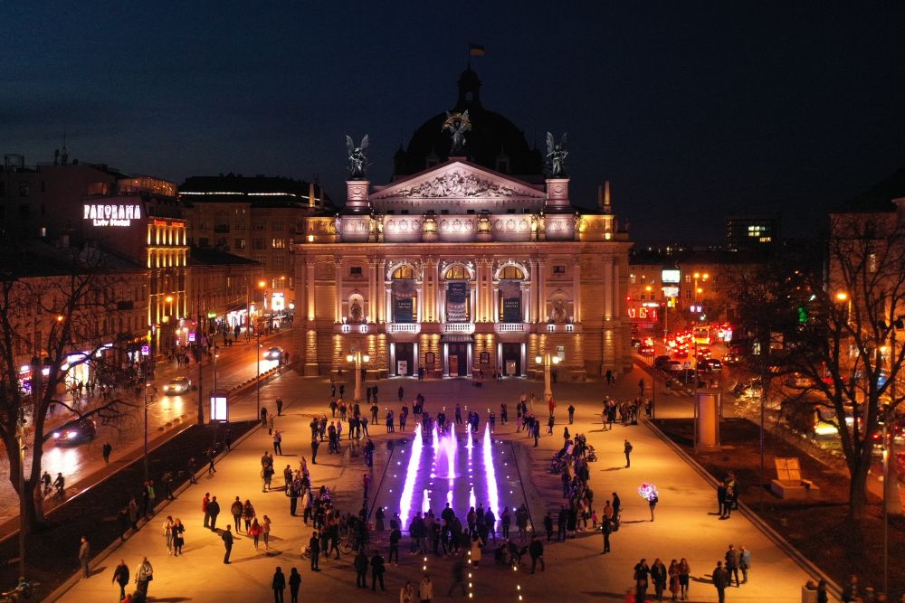 Возле Оперного театра во Львове установили сухой фонтан