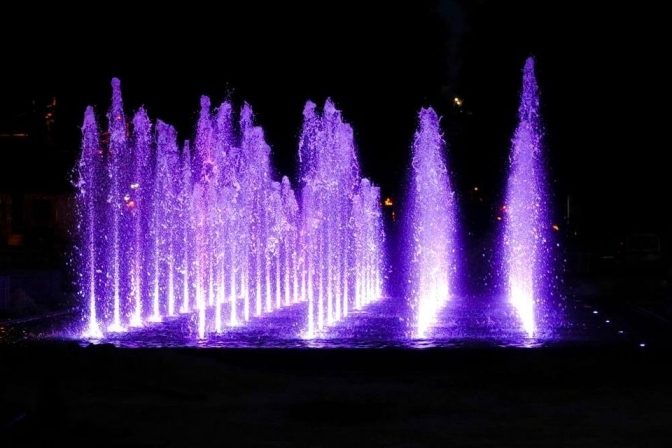 Музично-світловий фонтан біля Оперного театру у Львові