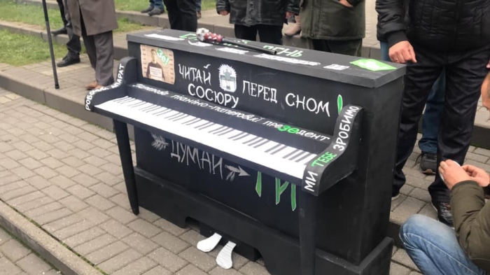 Піаніно, яке привезли активісти, фото: Олег Довганик