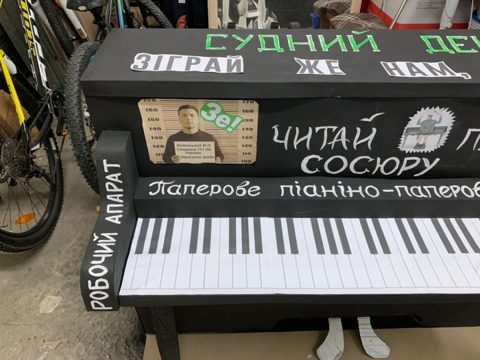Піаніно, яке привезли активісти, фото: Наталя Перцович