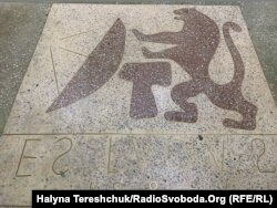 У 1986 році намалювали символ Львова перед входом на МАRК-4В