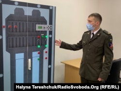 Олександр Салівончик показує модернізовану стійку керування