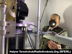 Володимир Власенко показує "серце" телескопу