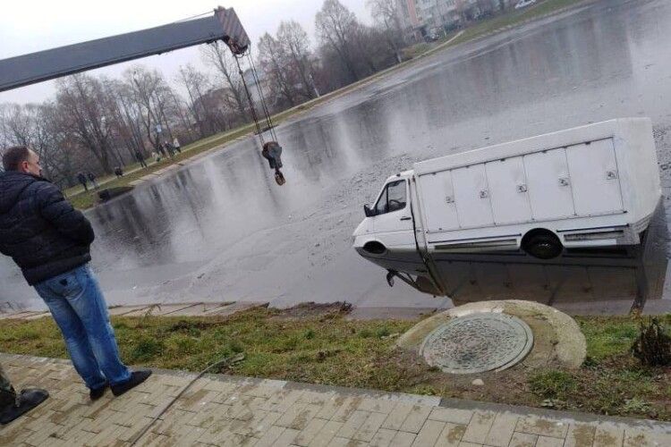 На Львівщині мікроавтобус в'їхав в озеро (Фото)