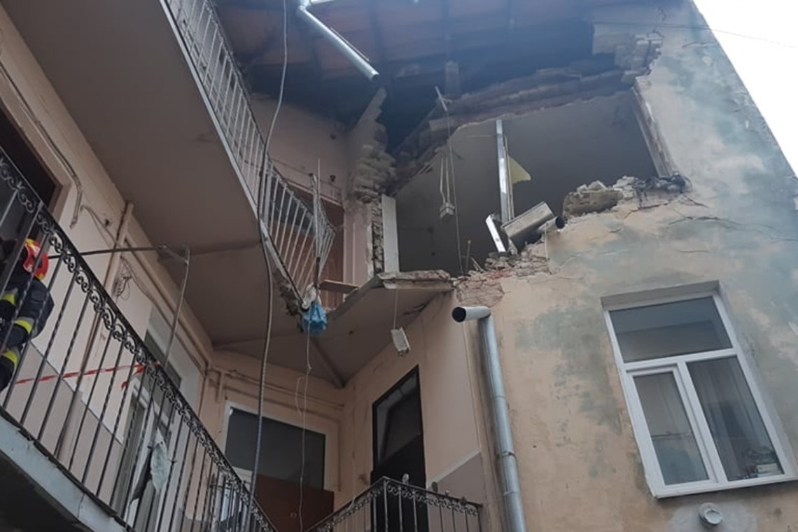 Во Львове сегодня днем произошел взрыв бытового газа в трехэтажном жилом доме. Разрушена стена дома. Пострадали два человека.