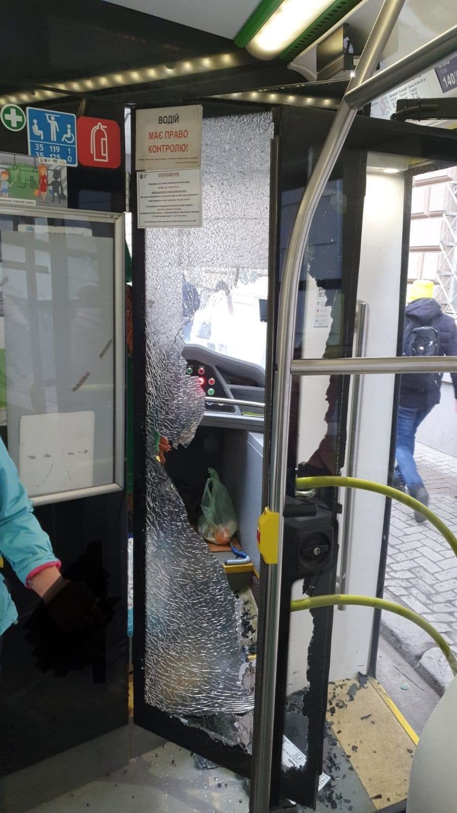 У Львові пасажирка розбила скло в кабіні водія трамвая, Фото - PostChat