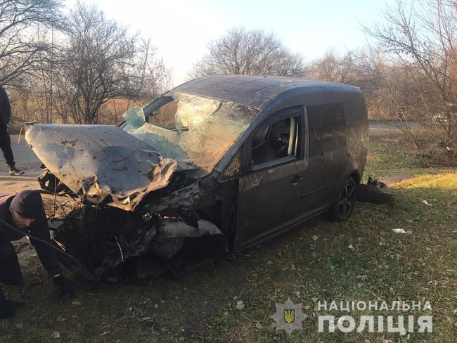 На Львовщине полицейские спасли двух человек из тонущего автомобиля, упавшего в реку по вине пьяного водителя 02