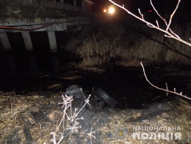 На Львовщине полицейские спасли двух человек из тонущего автомобиля, упавшего в реку по вине пьяного водителя 01