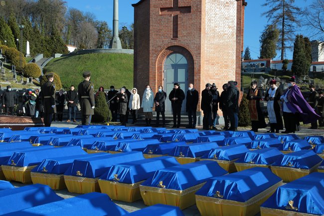 Тела 428 жертв политических репрессий перезахоронили во Львове 02