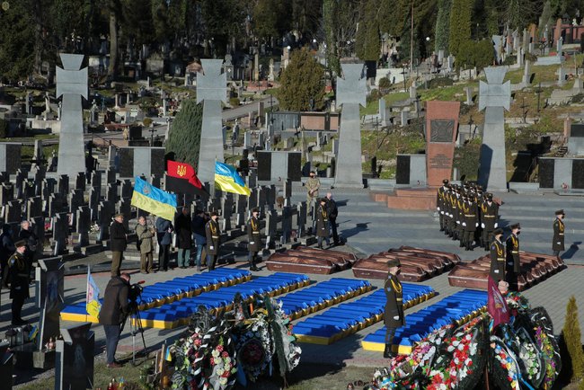 Тела 428 жертв политических репрессий перезахоронили во Львове 03