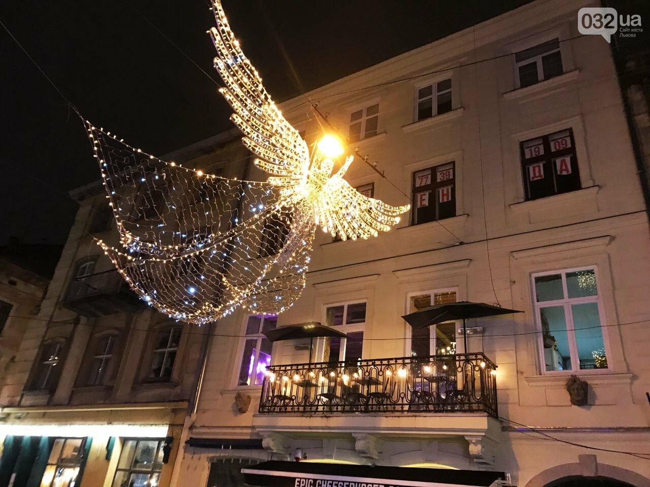 8-метровий ангел у центрі Львова, Фото: 032.ua