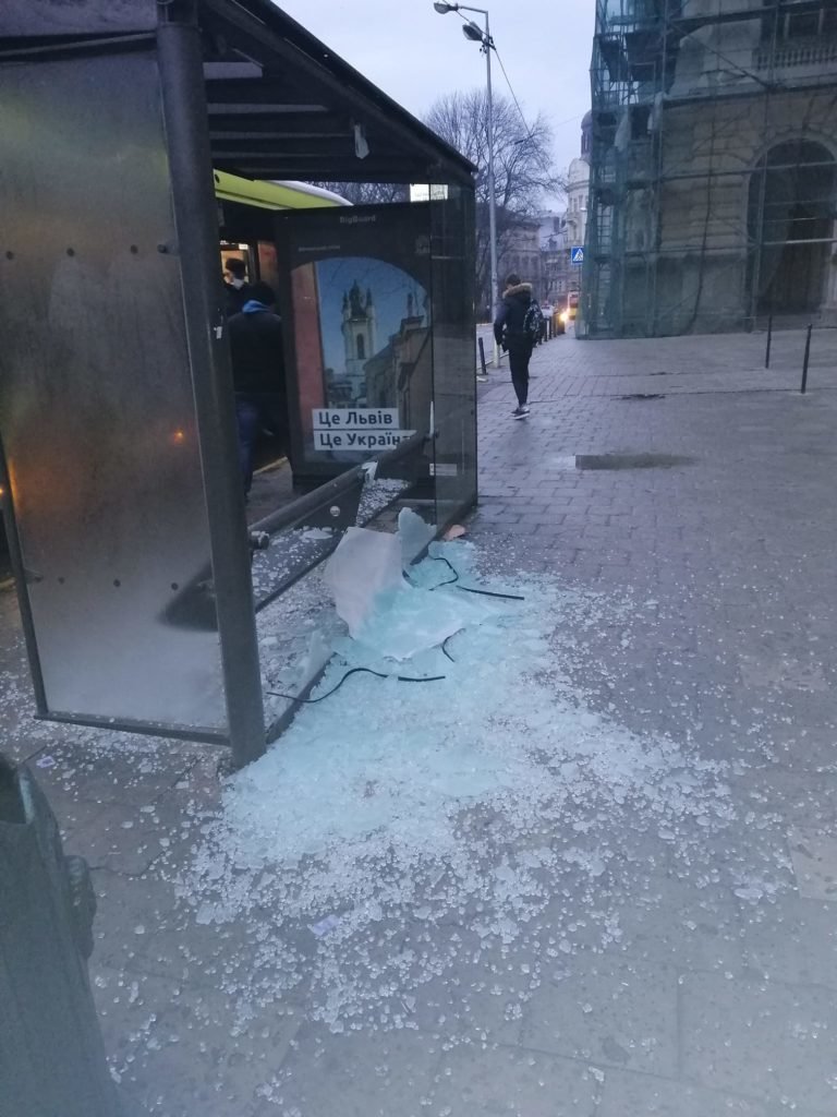 У Львові розбили зупинку громадського транспорту, Фото: "Варта 1"