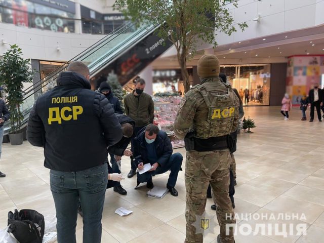 Корупція у Львові – чиновника затримали в ТРЦ