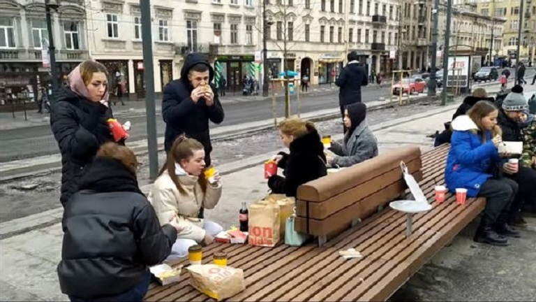 Черги у МакДональдз та на ковзанку: як виглядає Львів у перший день локдауну – фото