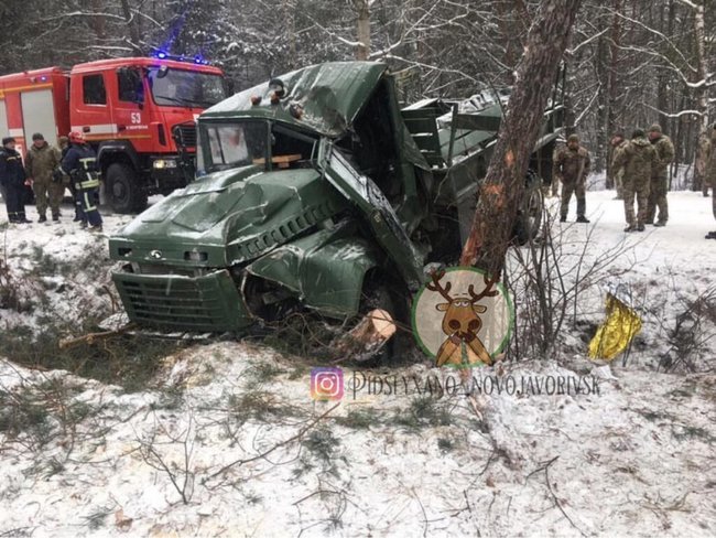 На Яворивском полигоне попал в ДТП грузовик с военнослужащими, 5 человек госпитализированы 01