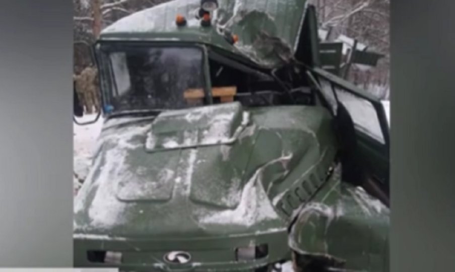 Военный грузовик, съехавший в кювет на скользкой дороге во Львовской области