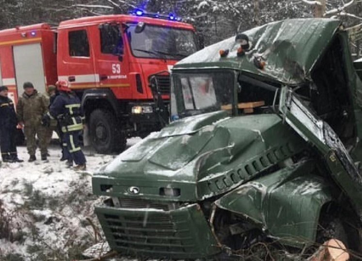 Военный грузовик, съехавший в кювет на скользкой дороге во Львовской области