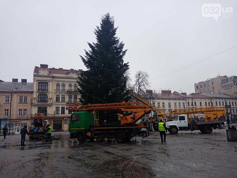 Перед Оперним театром розбирають головну ялинку Львова